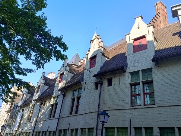 Zdjęcie z Belgii - dawny szpital- Alijnhospitaal - jest dziś siedzibą Muzeum Folkloru