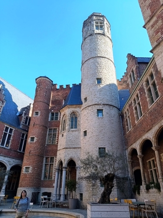 Zdjęcie z Belgii - tutaj Achtersikkel - budynek należący niegdyś do zamożnej rodziny Van der Sickele, dziś