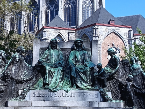 Zdjęcie z Belgii - dwie centralne postacie pomnika: Hubert i Jan van Eyck