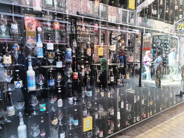 Zdjęcie z Belgii - Brugia; ściany pełne piwa:) 