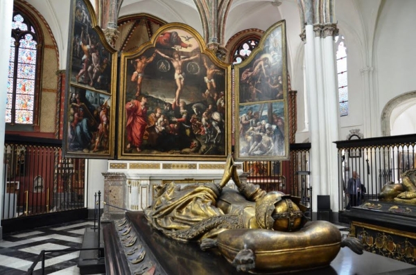 Zdjęcie z Belgii - Brugia; przed nagrobkiem Księżnej - wisi cenne dzieło "Kalwaria" (Golgota) - tryptyk