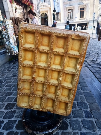 Zdjęcie z Belgii - Takie "uliczne pomniczki" gofra stoją w wielu miastach Belgii :)