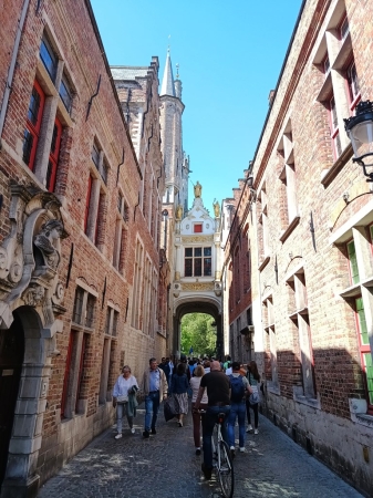 Zdjęcie z Belgii - Brugia, uroczy zaułek - wejście przy dworze Vrije
