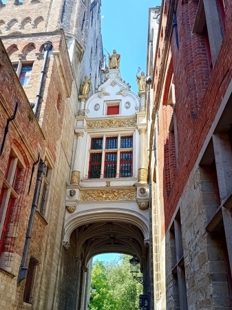 Zdjęcie z Belgii - Brugia, fragment dworu Vrije, rezydencji urzędniczej z lat 1534-1537; z uroczym 