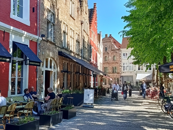 Zdjęcie z Belgii - Brugia; uliczkami w stronę rynku ...