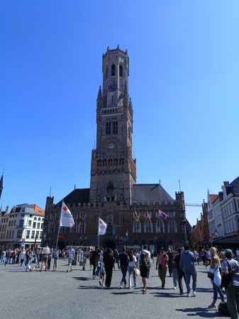 Zdjęcie z Belgii - Brugia ma dwa rynki ; tutaj Markt z sukiennicami  i wbudowaną weń XIII wieczna wieżą "Beffroi"