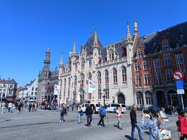 Zdjęcie z Belgii - Brugia- wschodnia pierzeja rynku ze wspaniałym Provinciaal Hof - to dawny 