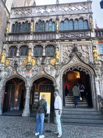 Zdjęcie z Belgii - Brugia; najważniejszy obiekt na tym rynku to Bazylika Świętej Krwi