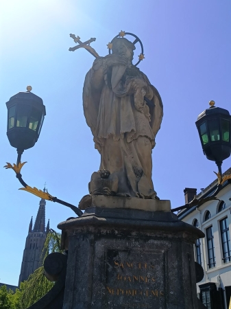 Zdjęcie z Belgii - figura Jana Nepomucena na mostku Nepomucensbrugg nad kanałem Dijver