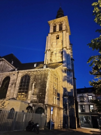 Zdjęcie z Belgii - Namur;  jak to często bywa - w centrum runku miejsce sacrum- a tuz obok kościół