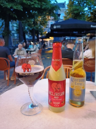 Zdjęcie z Belgii - hi hi, ja zamawiam sobie owocowe piwko o stosownej nazwie "Delirium" :)) mam nadzieję