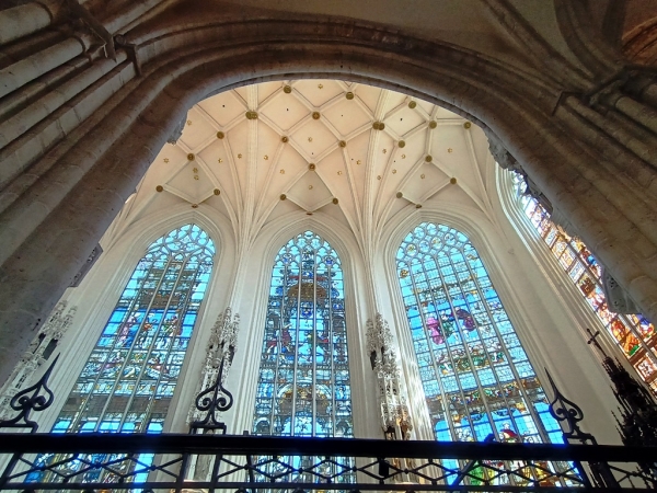 Zdjęcie z Belgii - w środku wspaniałe witraże