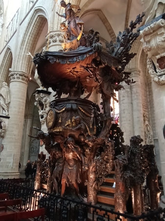 Zdjęcie z Belgii - barokowa, misternie rzeźbiona ambona z 1699r;