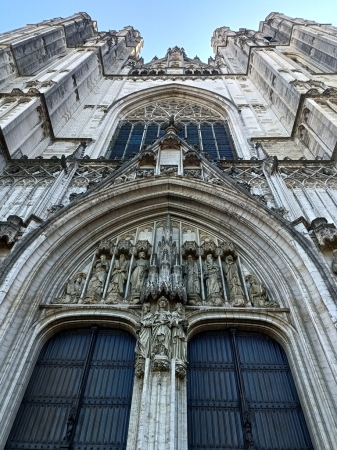 Zdjęcie z Belgii - i wychodzimy podziwiąjąc katedralny portal