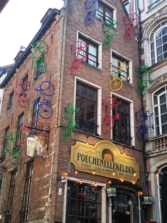 Zdjęcie z Belgii - rowerowy zawrót głowy:)) tym razem na ścianie kamienicy:)