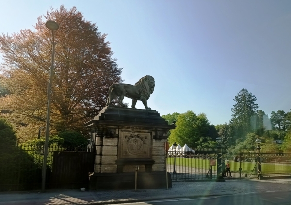 Zdjęcie z Belgii - przy bramie do pałacu w Leaken; tutaj się nie zatrzymaliśmy; foto tylko z okna autokaru