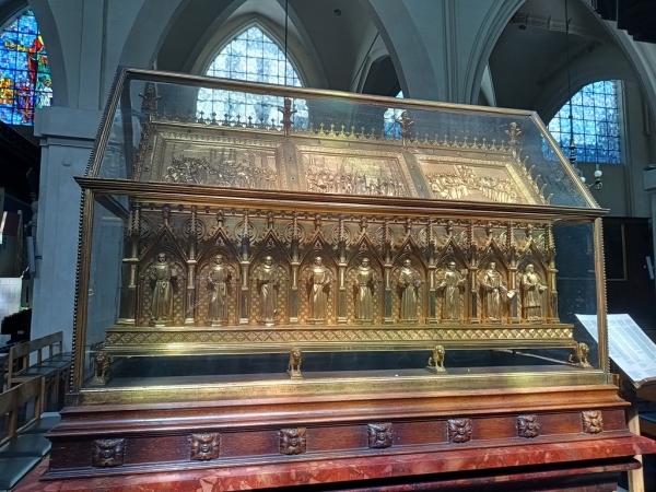 Zdjęcie z Belgii - w tym pięknym relikwiarzu spoczywają relikwie 19 kapłanów i zakonników, którzy zostali zamordowani 