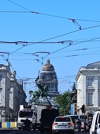 Zdjęcie z Belgii - wielki gmach pałacu Sprawiedliwości na którym rusztowania 