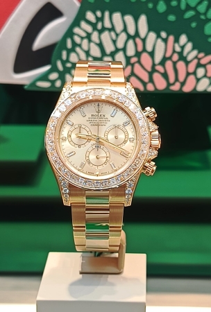 Zdjęcie z Belgii - asortyment tu raczej tylko dla bardziej zamożnych :) złote wysadzane diamentami Rolexy, to tutaj 