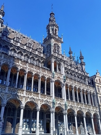 Zdjęcie z Belgii - niektórzy mylą go z ratuszem:) ; fakt architektonicznie z podobna wieżą może wydawać się 