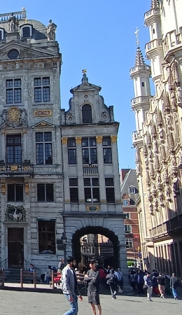 Zdjęcie z Belgii - najmniejsza kamienica przy Grote Markt)"Pod szczęśliwą gwiazdą" ; pod jej 