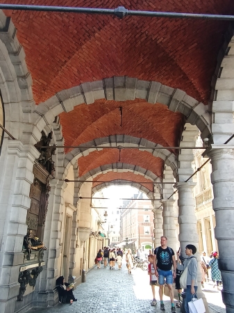 Zdjęcie z Belgii - "szczęśliwa rzeźba" to pomnik konającego rajcy Everarda t