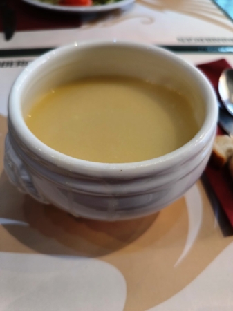 Zdjęcie z Belgii - najpierw "wjeżdża" Waterzooi  (generalnie pod ta nazwą kryje się zupa rybna po belgijsku), ale w 