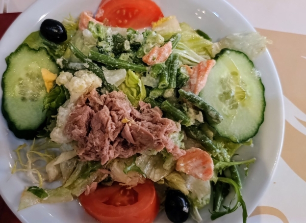 Zdjęcie z Belgii - jako przystawki zamawiamy wspólnie furę sałatki Cesar