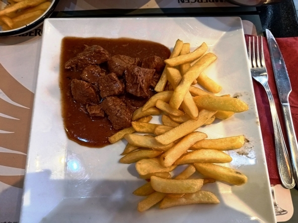 Zdjęcie z Belgii - danie główne to klasyka belgijskiej kuchni: oczywiście tutejsze frytki smażone na gęsim tłuszczu i