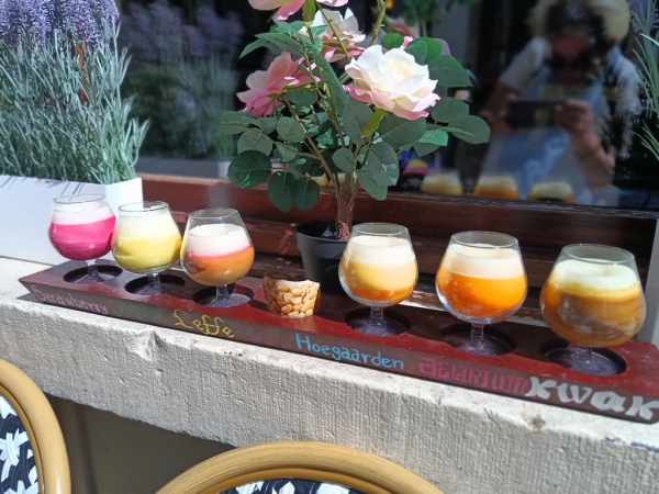 Zdjęcie z Belgii - wystawione przed knajpą atrapy lokalnego piwka jako reklama mocno kuszą...:) 