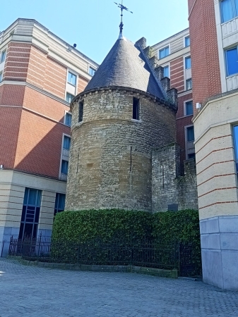 Zdjęcie z Belgii - "Czarna Wieża" (Tour Noire) będąca zachowanym fragmentem XII-wiecznych murów obronnych; 