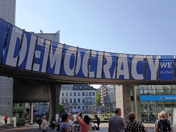 Zdjęcie z Belgii - Bruksela; w dzielnicy Europejskiej wśród budynków instytucji Unii Europejskiej