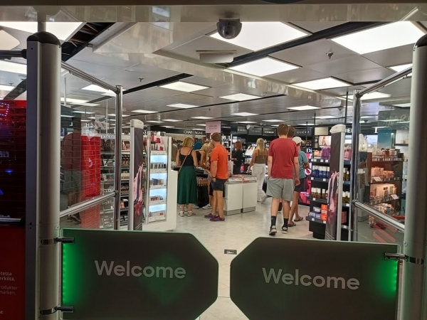 Zdjęcie ze Szwecji - zakupowe (alkoholowe) szaleństwo Skandynawów! bowiem Finowie Szwedzi masowo kupują tu alkohol; jest