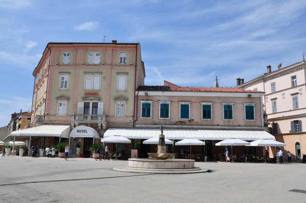 Zdjęcie z Chorwacji - Plac portowy z fontanna