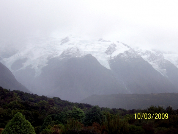 Zdjęcie z Nowej Zelandii - Szczyt Mt Cook w chmurach