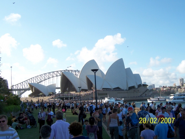 Zdjęcie z Australii - Tlumy ludzi czekajacych..