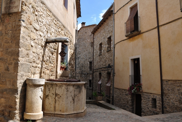 Zdjęcie z Hiszpanii - kręte uliczki Besalu