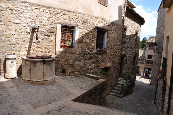 Zdjęcie z Hiszpanii - uliczki Besalu