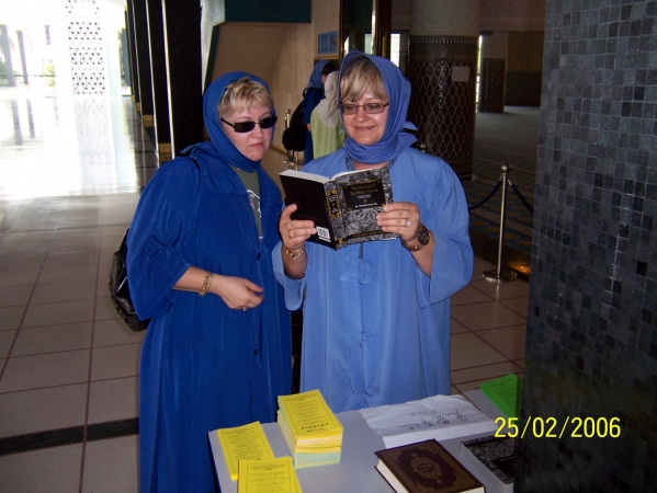 Zdjęcie z Malezji - Jak meczet to i Koran...