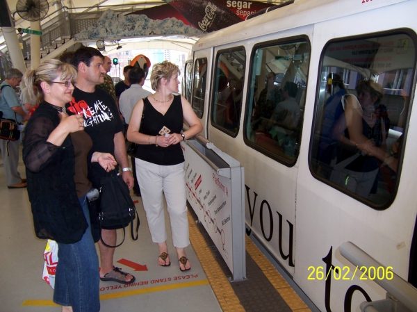 Zdjęcie z Malezji - Podjezdza nasza monorail