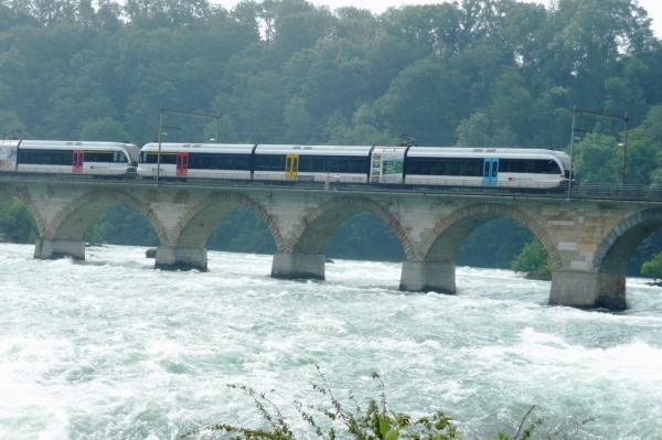 Zdjęcie ze Szwajcarii - pociąg nad Rhinefall