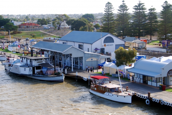 Zdjęcie z Australii - Port, browar i stacja...