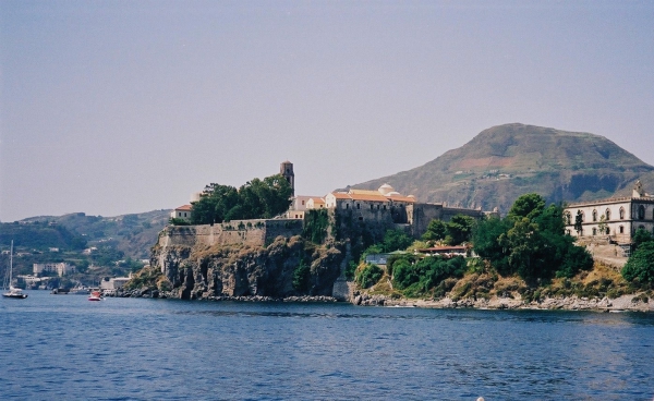 Zdjęcie z Włoch - Dopływamy do Lipari.