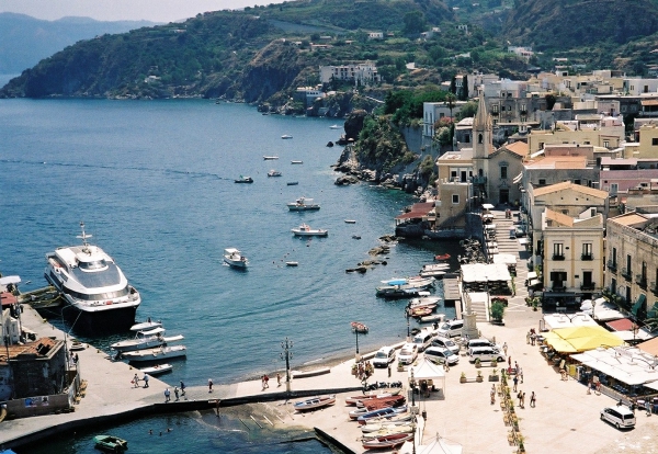 Zdjęcie z Włoch - Widok na miasto Lipari.