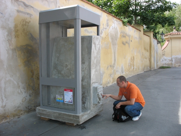 Zdjęcie z Czech - betonowa budka tel.