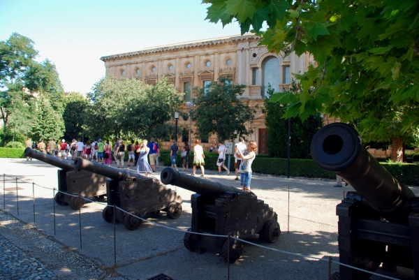 Zdjęcie z Hiszpanii - Przed palacem Carlosa V