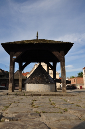 Zdjęcie z Polski - zabytkowa studnia na 