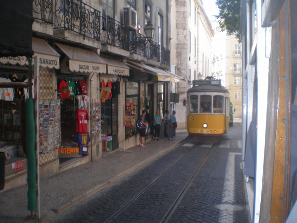 Zdjęcie z Portugalii - uliczkami starej Lizbony