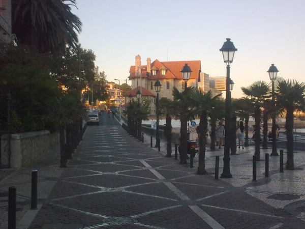 Zdjęcie z Portugalii - początek deptaku Cascais