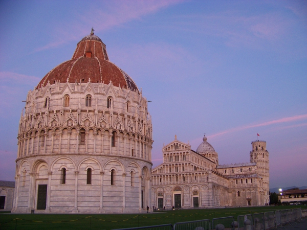 Zdjęcie z Włoch - Piazza dei Miracoli nocą